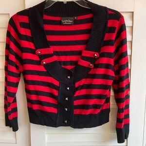 Red and Black Striped Crop Top with V-Neck and 3/4 Sleeves